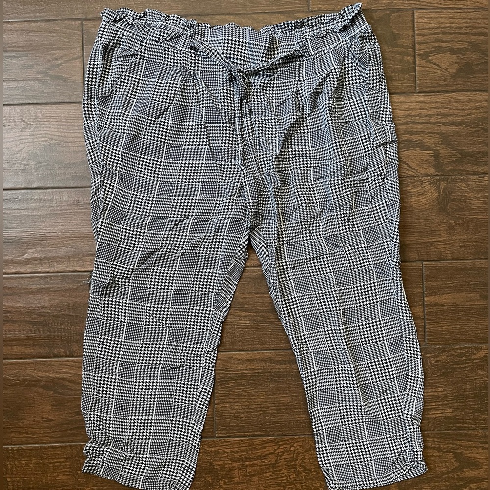 Active USA Black and White Plaid capri Chinos